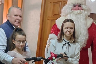 Депутаты доставили подарки 